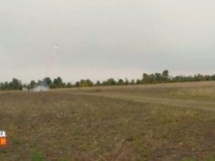 Są koszmarem obydwu stron wojny w Ukrainie. Ten robot pozwala je usunąć