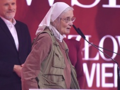 Siostra Chmielewska nie kryła zakłopotania zachowaniem publiczności. "Usiądźcie państwo, bo głupio mi"