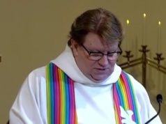 Duchowny zmienił płeć. W Polsce by to nie przeszło, a tam nawet biskup się zgodził