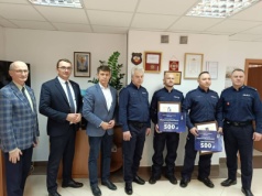 Podziękowania i wyrazy uznania dla dwóch funkcjonariuszy. Wynieśli 64-latka z płonącego budynku