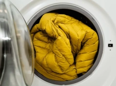 Wlej 3 krople do pralki. Twoja kurtka puchowa jak nowa w godzinę! Efekt jak po pralni za 150 zł