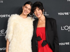 70-latka odkryła dekolt i zachwyciła. Tak wyszła na czerwony dywan