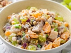 Sałatka śledziowa z mandarynkami. Proste wykonanie, a efekt zachwyca smakiem