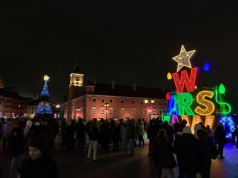 Trakt Królewski i Stare Miasto już lśnią! W Warszawie rozbłysła świąteczna iluminacja 2025