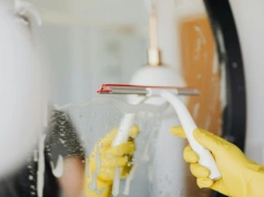 Wyciśnij, nałóż cienką warstwę i przetrzyj. Lustro nie tylko błyszczy – już nie paruje