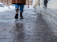 Tak zwalczysz lód na chodniku. Niszczycielska sól idzie w zapomnienie. Opcji jest kilka