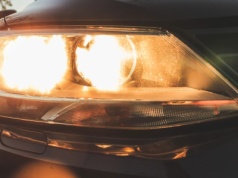 Światła mijania świecą słabo? Te triki przywrócą im blask