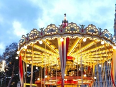 Grzaniec na jarmarku w Warszawie po 20 zł. Wiemy, ile kosztuje w Wiedniu