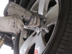 Kupił chińskiego elektryka i w pół roku "zajechał" opony. Sprzedawca: to normalne. Normalne?