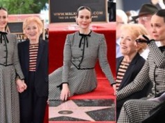 Wzruszona Sarah Paulson odsłania gwiazdę na Alei Sław ze starszą o 32 lata partnerką u boku. Fajne z nich gołąbeczki? (ZDJĘCIA)