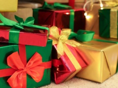 Mikołajów jest dwóch, a w Polsce jeszcze ktoś trzeci - czyli poplątane dzieje grudniowych prezentów