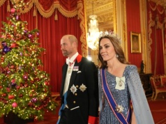 Weszła i zapadła cisza. Jeszcze tak niezwykle nie wyglądała nigdy