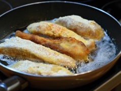 Jak usmażyć rybę, żeby się nie rozpadła? Wsyp odrobinę na gorącą patelnię