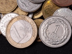 Stopy ścięte, ale złoty wciąż stoi dobrze. Kurs euro wciąż walczy o wybicie