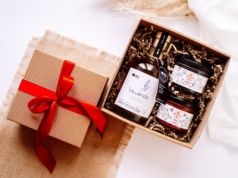Świąteczne paczki z wyjątkowymi produktami i personalizacją