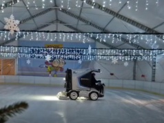 W Mikołajki rusza zadaszone lodowisko w Wadowicach. Pokazy, hokej i wejście za złotówkę