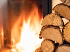 To drewno opałowe robi furorę. Właściciele kominków je chwalą, bo jest tanie