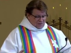 Szok! W trakcie niedzielnej mszy kapłan ogłosił, że jest kobietą