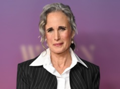Andie MacDowell w stylizacji, która odmładza. 67-latka postawiła na luźne dżinsy, rozpiętą koszulę i jasne szpilki