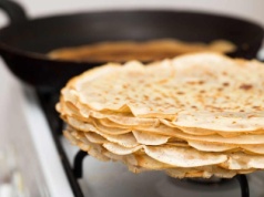 Naleśniki rozpadają się podczas smażenia? Dodaj 1 łyżkę tego i zapomnij o problemie