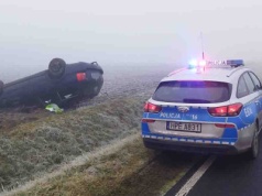 Dachowanie osobówki. Kierowca we mgle nie zauważył zakrętu