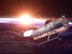 Kosmiczny Teleskop Hubble'a fotobombardowany przez satelity. Problem rośnie