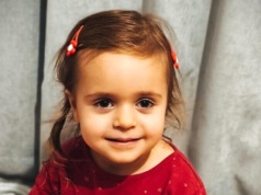 Policjanci proszą o dołączenie do armii Nikoli. Ta dziewczynka chce żyć!