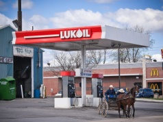 Od pornobarona do barona naftowego. Były właściciel Pornhub chce kupić aktywa Łukoilu