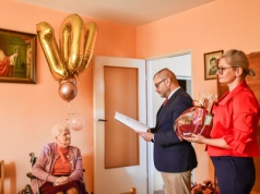Sto lat pani Stanisławo! Bielany świętują wyjątkowy jubileusz mieszkanki