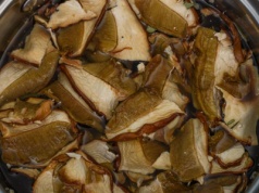 Jak długo gotować suszone grzyby? Przez ten błąd zamienią się w breję