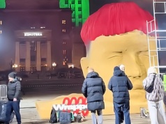 Wielka głowa Maty przy Pałacu Kultury w Warszawie