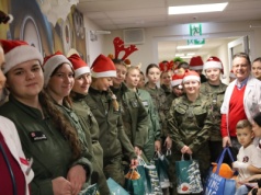 Przyszli piloci z Dęblina i wolontariusze odwiedzili szpital dziecięcy. Przyjechali z prezentami