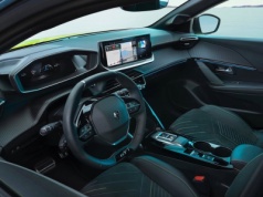 To też oszczędna hybryda z automatem, ale jest tańsza od Toyoty Yaris o 4 tys. zł. Z bagażnikiem japońskiego rywala lepiej się nie porównywać