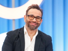 Maciej Maniewski zafundował Julii metamorfozę. Zamiast długich włosów lekka, dynamiczna czupryna