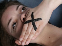 Cenzura narasta w Europie? Coraz więcej osób boi się zabierać głos