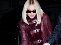 Gdy pojawia się w czerwieni, patrzą tylko na nią. Wygląda magnetycznie