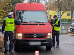 Policjanci masowo sprawdzają dziś jedną rzecz w autach. Głównie tych starszych