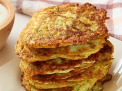 Do placków z cukinii dodałam nietypowy składnik. Są pełne białka, a do tego mają smak premium