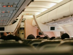 Czy leci z nami pilot? Tak i powiedział, ile zarabia. "Należy im się jak psu buda"