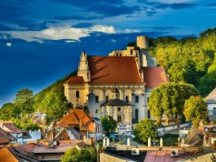 O tym mieście mówią „polskie Santorini”. Czy faktycznie jest tam jak w Grecji?