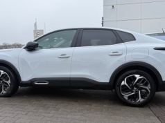 Rodzinny sedan z Europy za 94 100 zł ma 510-litrowy bagażnik i otwór na narty. A automat dostajesz tu już w tej cenie