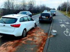 Radzionków. Zderzenie dwóch samochodów. Droga częściowo zablokowana
