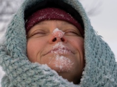 Zastąpi czapki. Knitwear fringe to zimowy hit 3w1. Otuli lepiej niż koc i rozgrzeje jak herbata