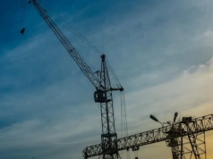 Ile kosztuje wynajem dźwigów w Warszawie? Przewodnik po cenach oraz realiach stołecznego rynku