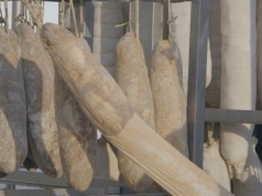 Po co zakładają jej skarpetę? Ten niezwykły etap produkcji capocollo zaskakuje