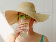 "Fałszywa woda" w sklepach. UOKiK podjął już działania, MZ chce zmiany prawa