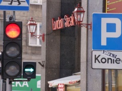 Zniknie konieczność zatrzymywania się na zielonej strzałce? Szykują się ważne zmiany dla kierowców