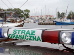 O krok od tragedii w porcie w Helu. Kapitan jachtu wpadł do wody, uratowały go strażniczki graniczne