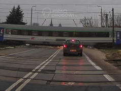 Dróżnikowi, który popełnił błąd na przejeździe kolejowym pod Bydgoszczą, grozi do 3 lat pozbawienia wolności