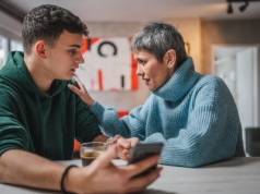 Kiedy dzieci powinny się wyprowadzić z rodzinnego domu? Co myślą Polacy? "Brakuje pieniędzy na swoje"